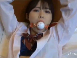 Gazels多汁的阴户和大屁股在游泳池里变得湿润和狂野